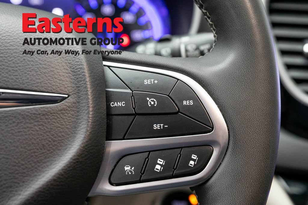 Used 2023 Chrysler Pacifica Touring-L FWD image 17