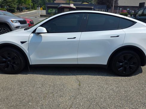 Used 2024 Tesla Model Y Long Range AWD/4WD image 8