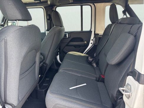 Used 2025 Jeep Wrangler Sahara image 19