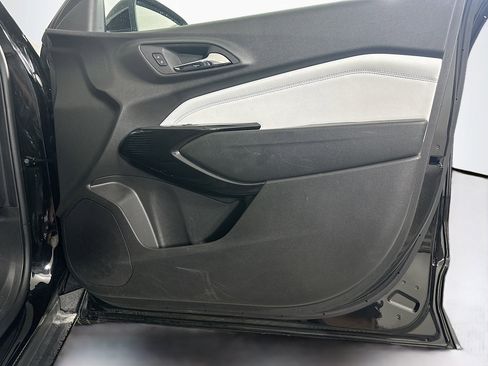 Used 2025 Chevrolet Trax LT image 30