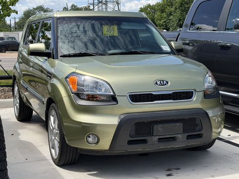 Used 2010 Kia Soul ! FWD image 3