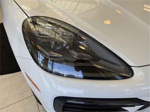 Used 2022 Porsche Cayenne E-Hybrid w/ Premium Plus Package image 33