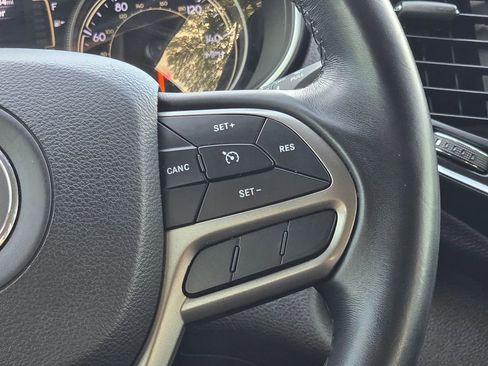 Used 2019 Jeep Cherokee Latitude Plus FWD image 18