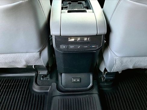 Used 2022 Toyota Highlander XLE image 16
