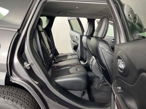 Used 2022 Jeep Cherokee Trailhawk w/ Comfort/Convenience Group AWD/4WD image 47