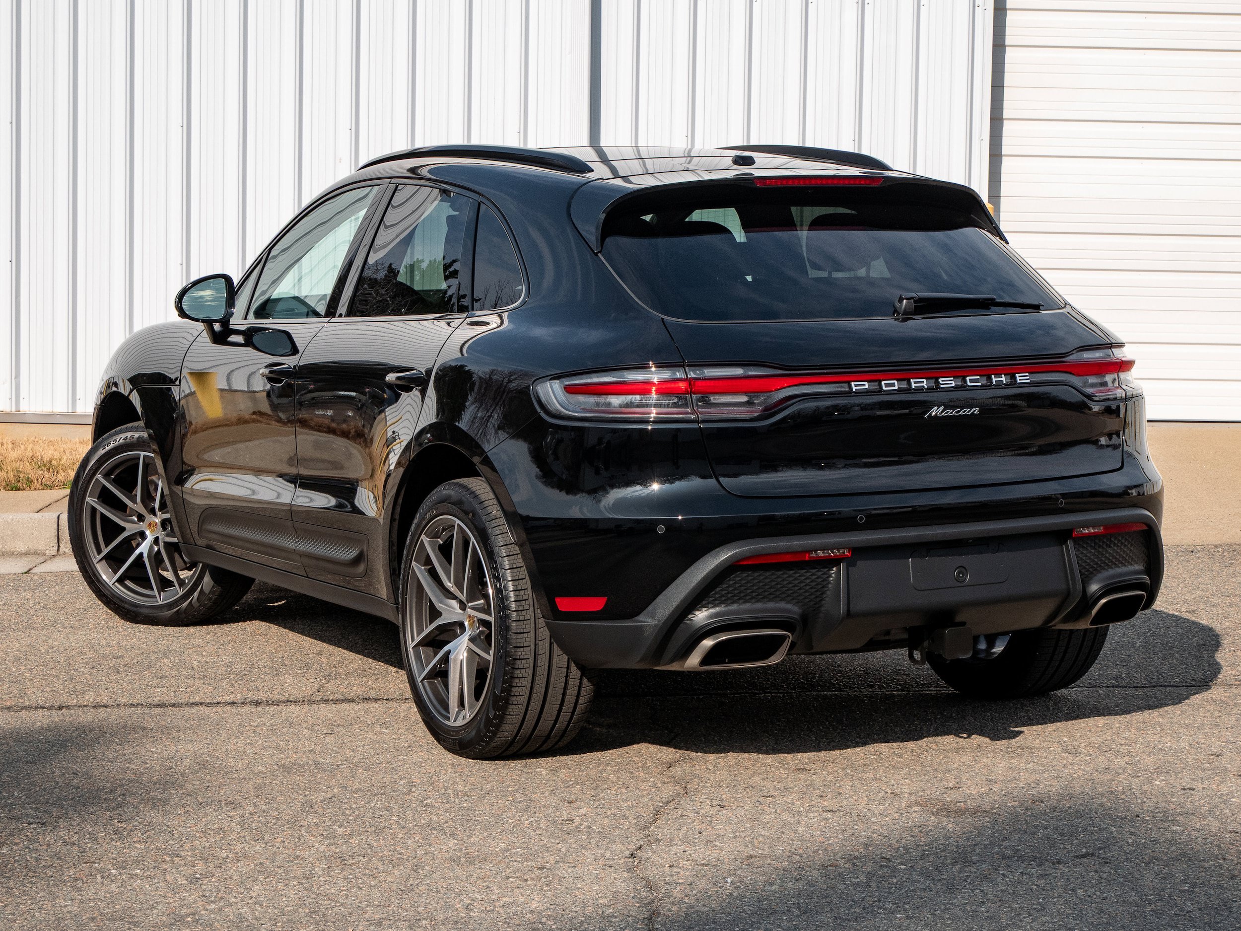 Certified 2025 Porsche Macan AWD/4WD image 3