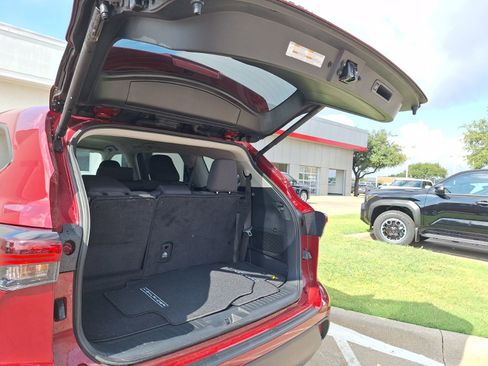 Used 2024 Toyota Highlander LE image 34