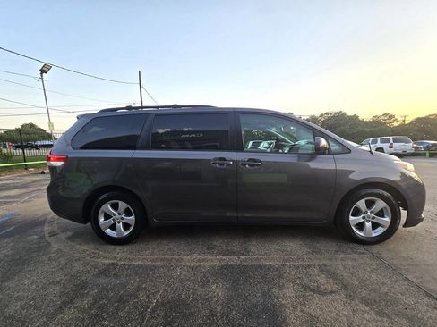 Used 2012 Toyota Sienna LE image 10