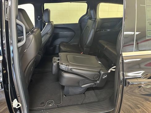 New 2026 Chrysler Pacifica Select image 37