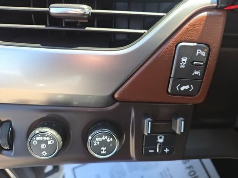 Used 2017 Chevrolet Suburban Premier image 20