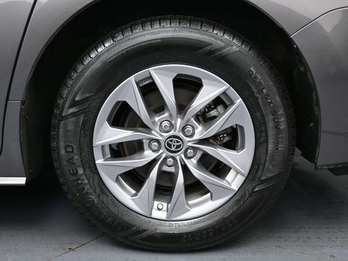 Used 2022 Toyota Sienna XLE w/ XLE Plus Package image 13