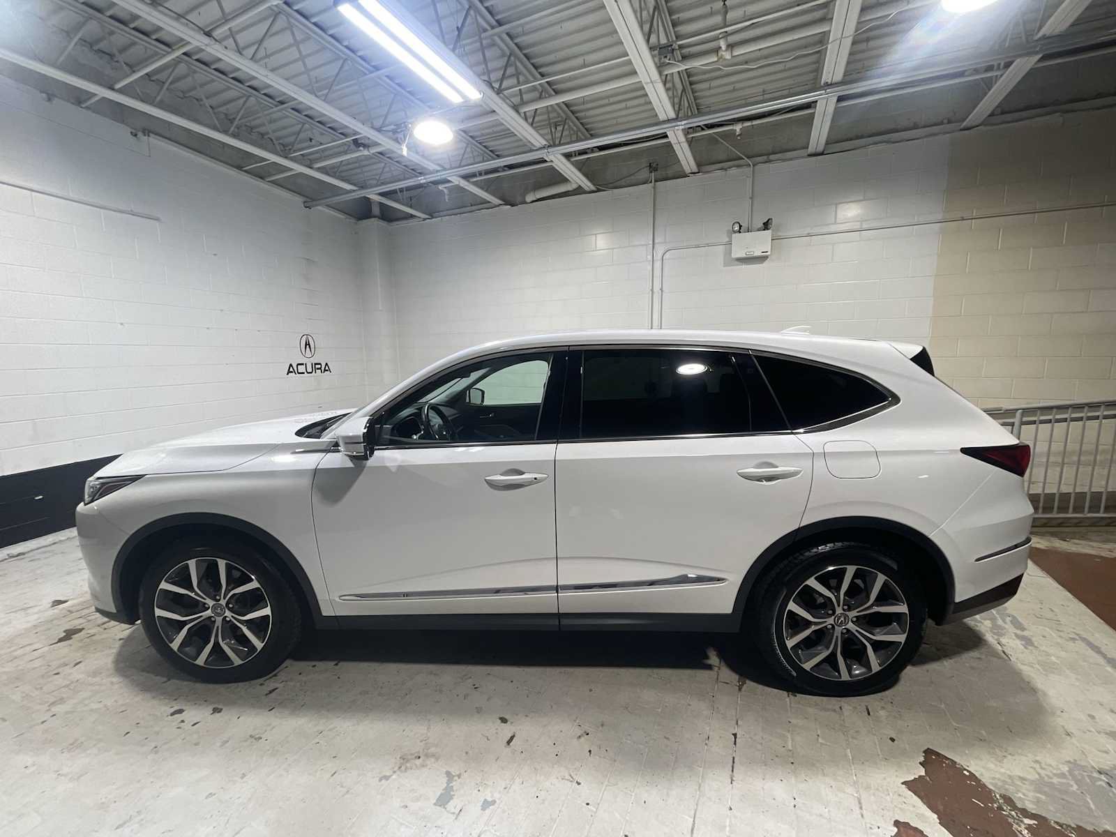 Used 2022 Acura MDX w/ Technology Package AWD/4WD image 3