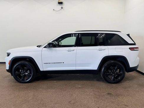 Used 2023 Jeep Grand Cherokee Altitude AWD/4WD image 2