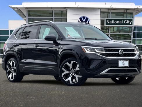 Certified 2022 Volkswagen Taos SEL w/ Panoramic Sunroof Package image 2