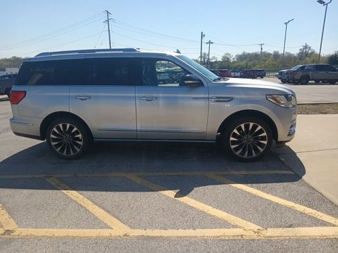Used 2019 Lincoln Navigator Select image 3