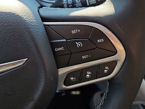 Used 2024 Chrysler Pacifica Touring-L image 21