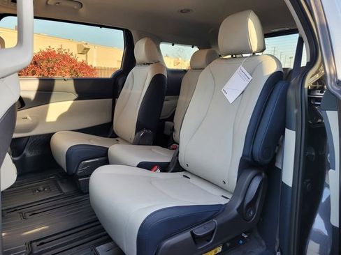 New 2026 Kia Carnival EX image 7