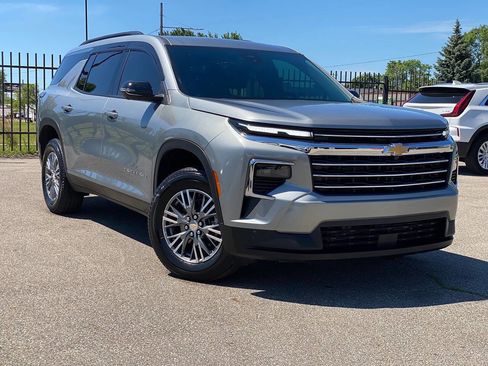 Used 2025 Chevrolet Traverse LT w/ Driver Confidence Package AWD/4WD image 1
