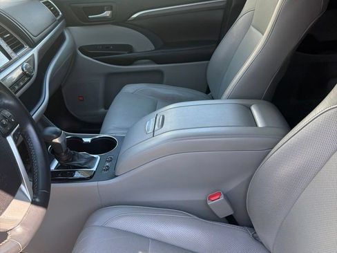 Used 2018 Toyota Highlander Limited AWD/4WD image 3