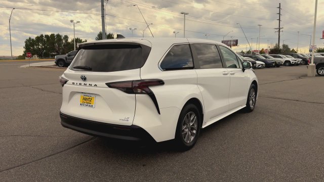 Used 2024 Toyota Sienna LE FWD image 8