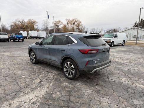 Used 2023 Ford Escape Platinum image 3