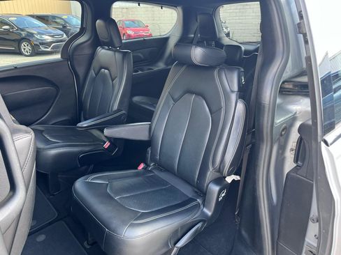 Used 2018 Chrysler Pacifica Touring-L Plus FWD image 16