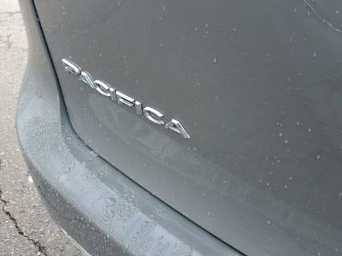 Certified 2025 Chrysler Pacifica Select image 33