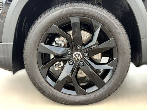 Certified 2023 Volkswagen Taos SE w/ Black Wheel Package FWD image 11