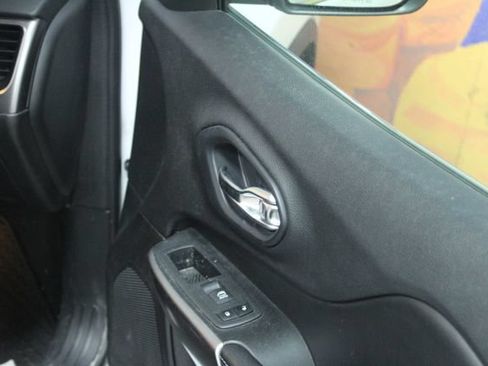 Used 2019 Jeep Cherokee Latitude w/ Cold Weather Group FWD image 11