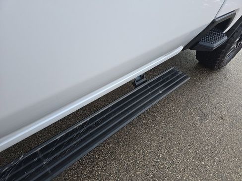 Used 2025 GMC Sierra 2500 Denali Ultimate image 9