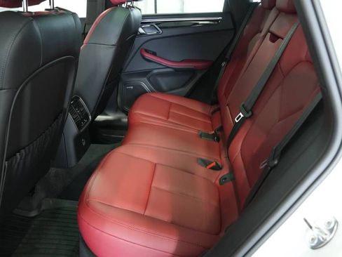 Certified 2025 Porsche Macan AWD/4WD image 27