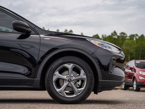Used 2025 Ford Escape ST-Line w/ Tech Pack #1 FWD image 9