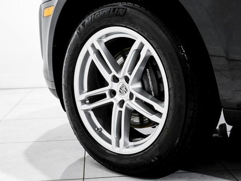 Used 2025 Porsche Macan image 61
