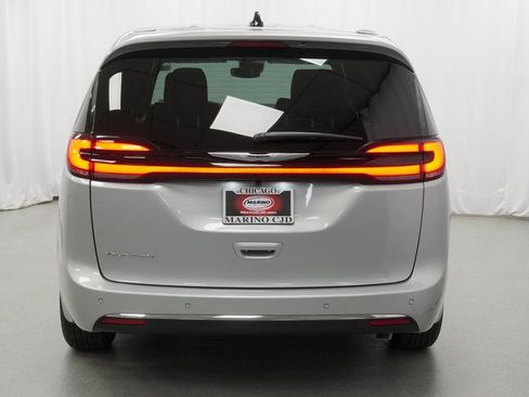 New 2026 Chrysler Pacifica Select image 10