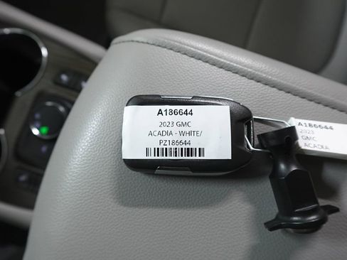 Used 2023 GMC Acadia SLT image 34