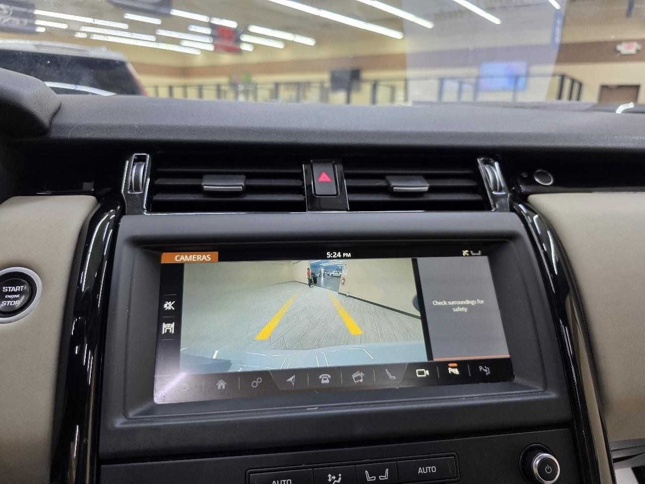 Used 2019 Land Rover Discovery SE AWD/4WD image 35