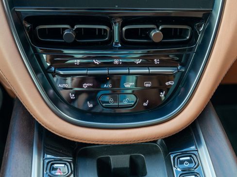 Used 2021 Aston Martin DBX image 24