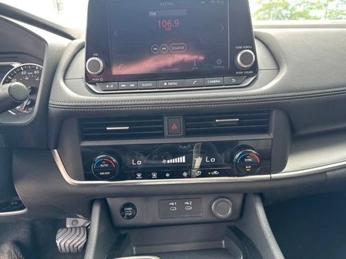 Used 2025 Nissan Rogue SV AWD/4WD image 17