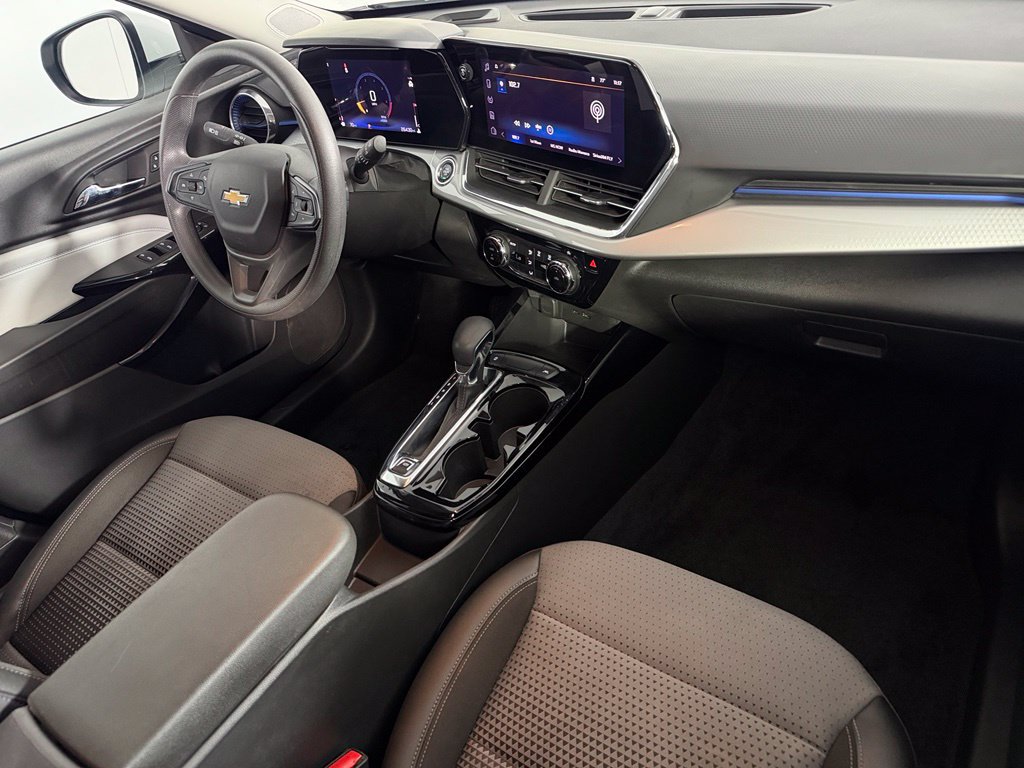 Used 2025 Chevrolet Trax LT FWD image 14