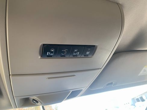 Used 2014 Chrysler Town & Country Touring image 27