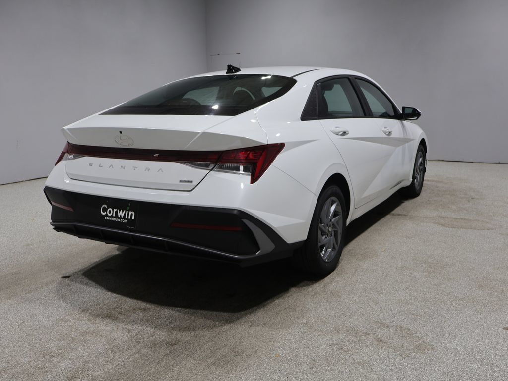 Used 2026 Hyundai Elantra Hybrid FWD image 2