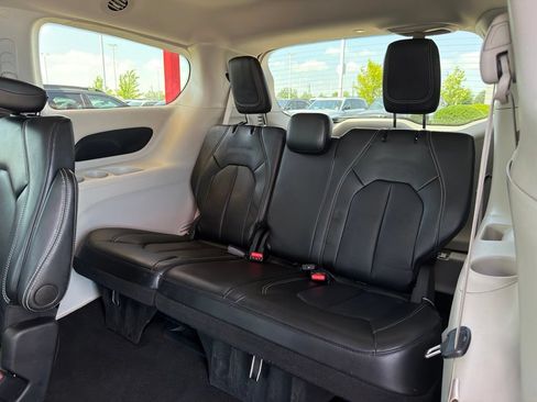 Used 2024 Chrysler Pacifica Touring-L FWD image 28