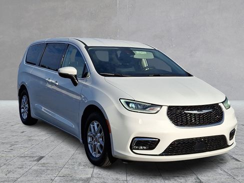 Used 2023 Chrysler Pacifica Touring-L FWD image 3