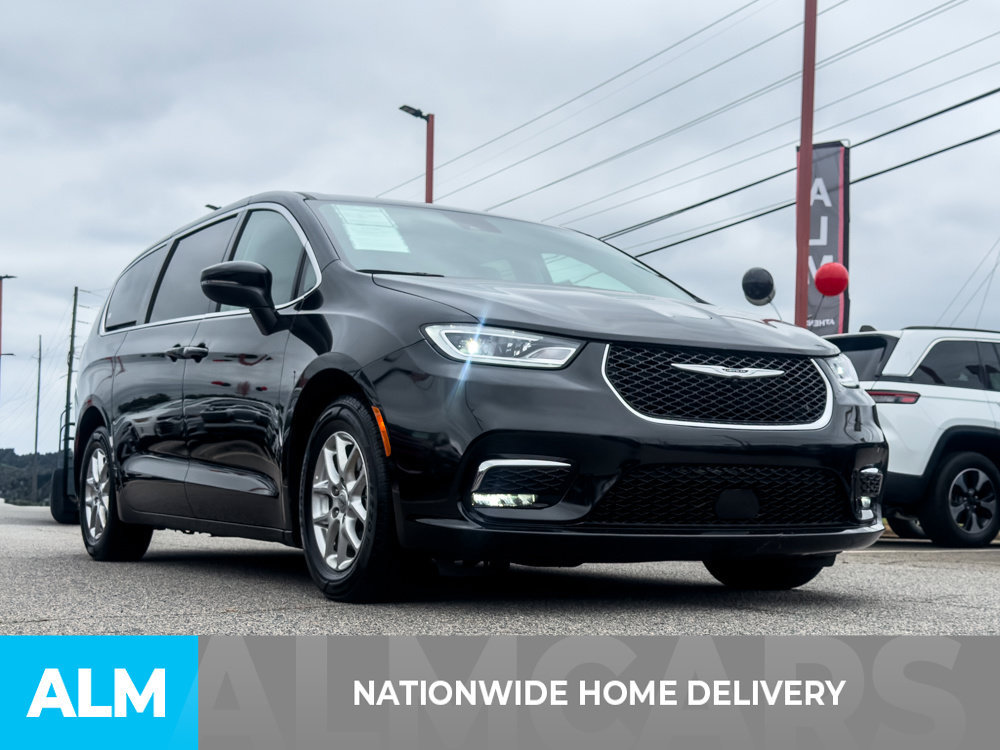 Used 2023 Chrysler Pacifica Touring-L FWD image 4