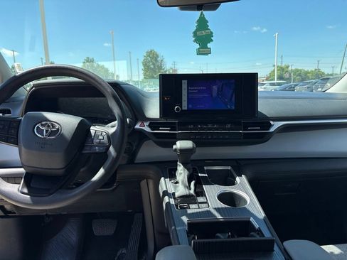 Used 2025 Toyota Sienna LE FWD image 23