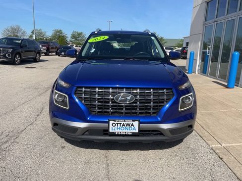 Used 2024 Hyundai Venue Limited FWD image 3