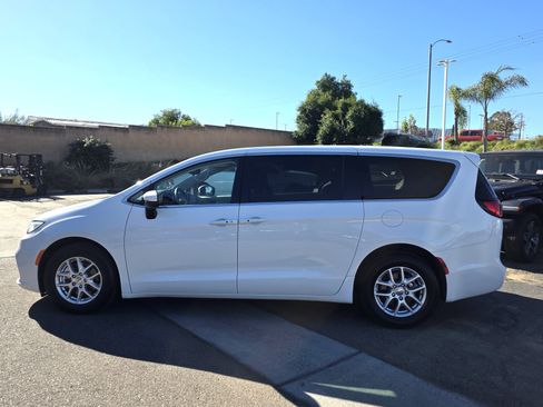 Used 2023 Chrysler Pacifica Touring-L image 2