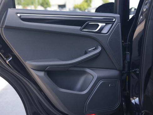 Certified 2026 Porsche Macan AWD/4WD image 29