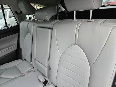 Used 2022 Toyota Highlander XLE image 16