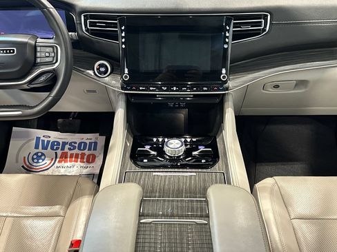 Used 2022 Jeep Wagoneer Series III w/ Premium Group I AWD/4WD image 31